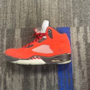 I am selling these air Jordan 5 retro 'raging Bull' they are a size 9.5.